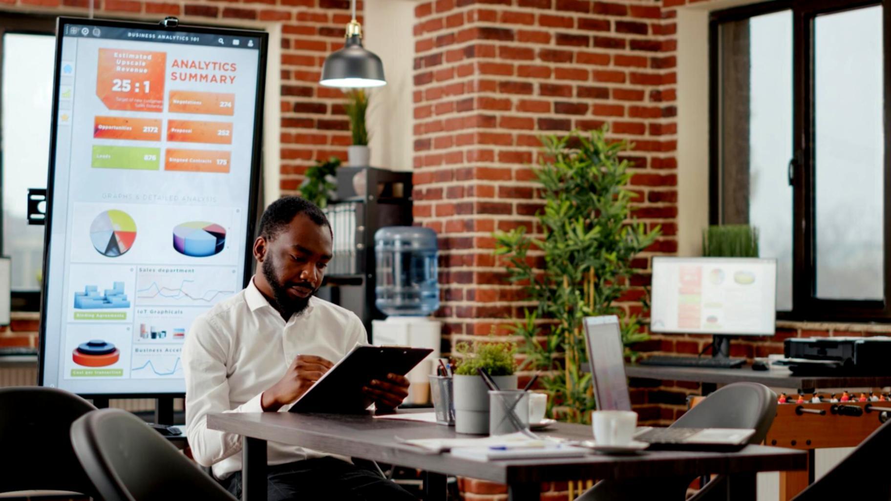 Estudiantes aprendiendo estrategias de contenido SEO en un entorno profesional