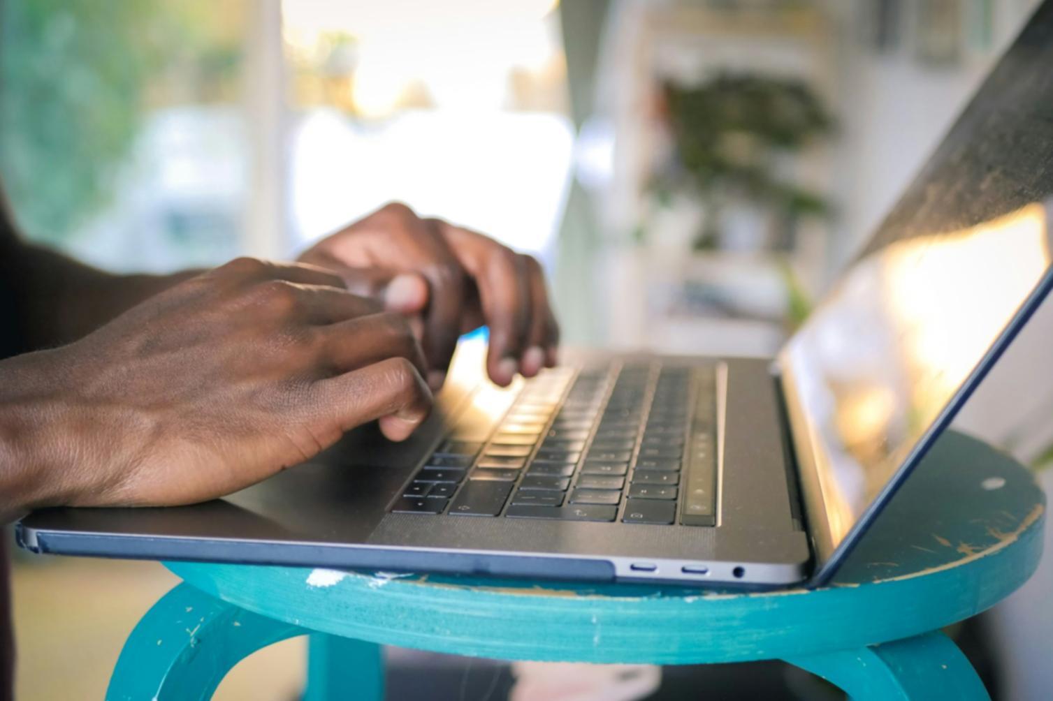 Profesionales trabajando en estrategia de contenido